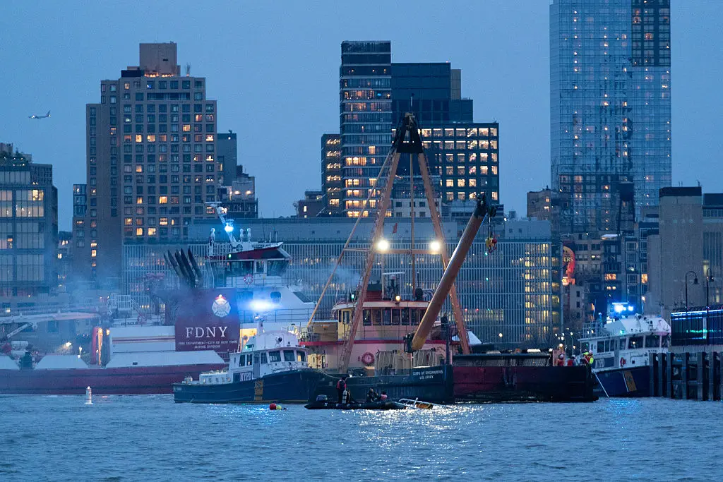 Emergency crews pull wreckage of a crashed helicopter from the Hudson River in New York City, April 10, 2025.Thomas Hengge
