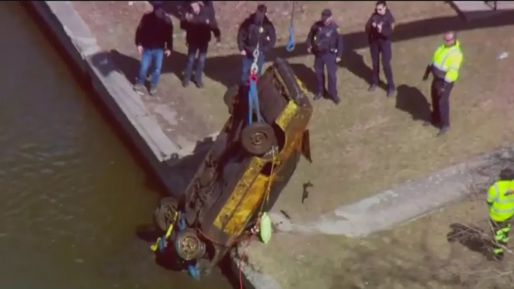 Missing Illinois woman's car pulled from Fox River decades after disappearance